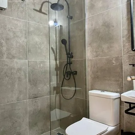 Bright & Modern In Town, Near The - No 9 *