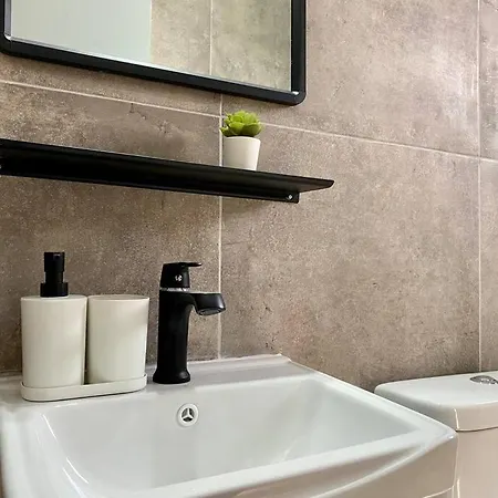 Modern & Cozy In The Heart Of '9'