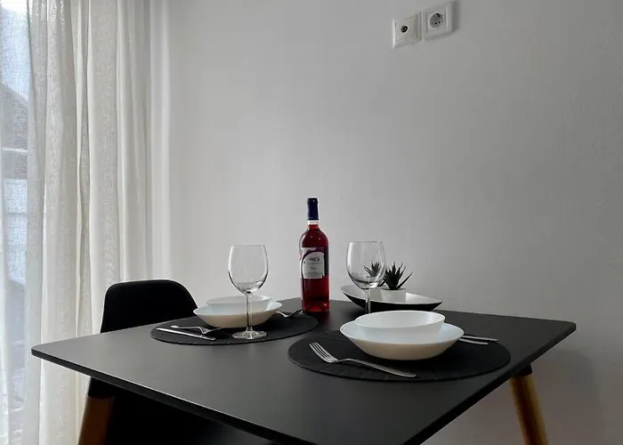 Bright & Modern In Town, Near The - No 9 *