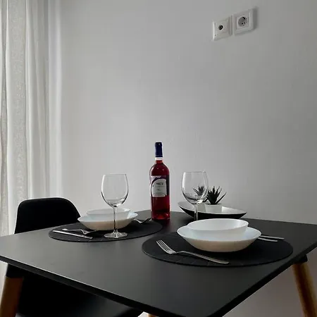 Bright & Modern In Town, Near The - No 9 *